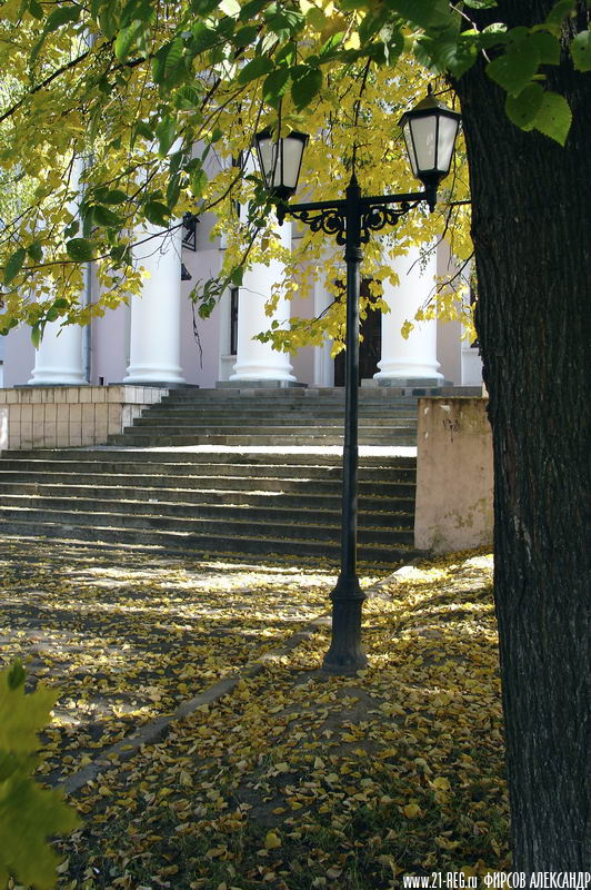 Осень у театра