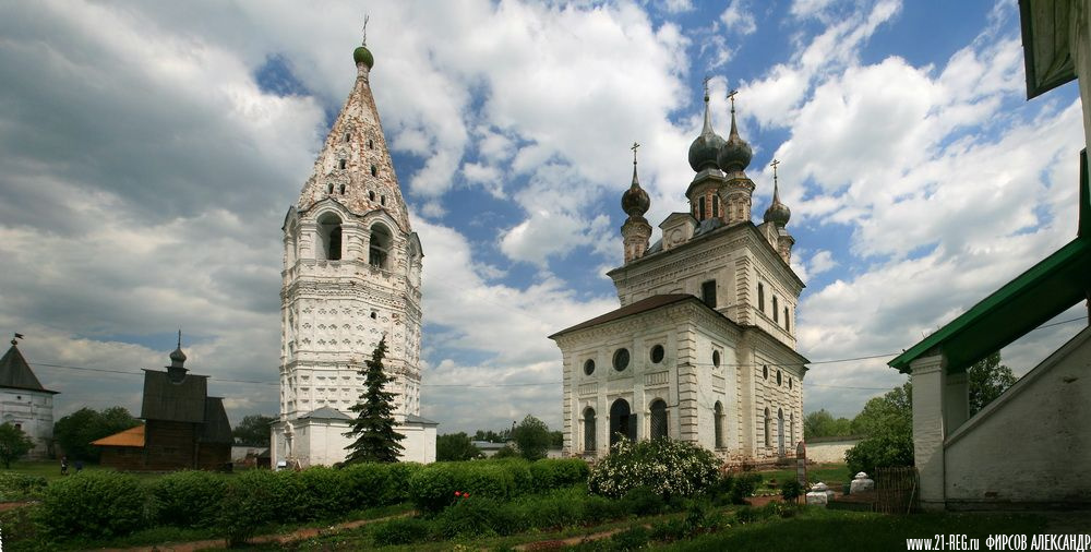 На территории монастыря