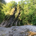 У скалы